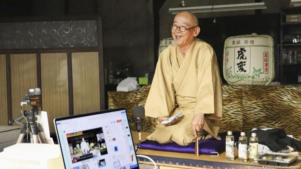 Rakugo là một một hình thức giải trí bằng lời nói của người Nhật. Người kể chuyện đơn độc ngồi trên một bục cao. Ảnh: CNN