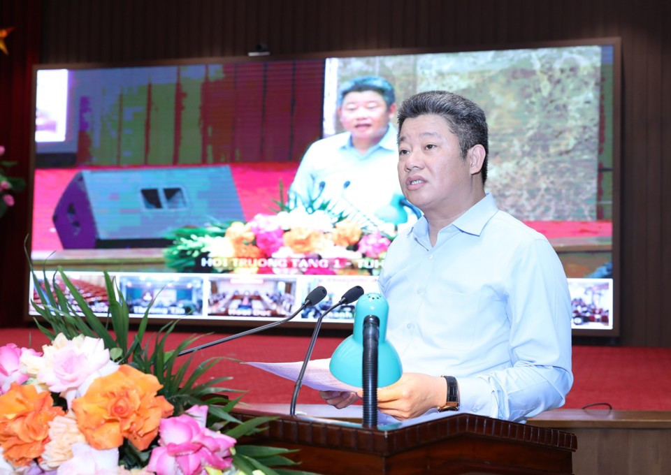 Ph&oacute; Chủ tịch UBND th&agrave;nh phố Nguyễn Mạnh Quyền b&aacute;o c&aacute;o tại hội nghị.