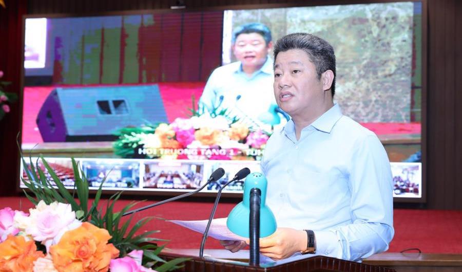 Ph&oacute; Chủ tịch UBND TP H&agrave; Nội Nguyễn Mạnh Quyền b&aacute;o c&aacute;o tại hội nghị.