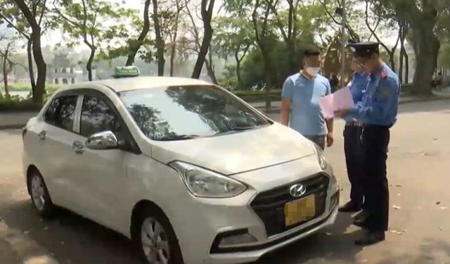 Hà Nội: Phạt hơn 12 triệu đồng tài xế taxi “chặt chém” khách du lịch - Ảnh 1