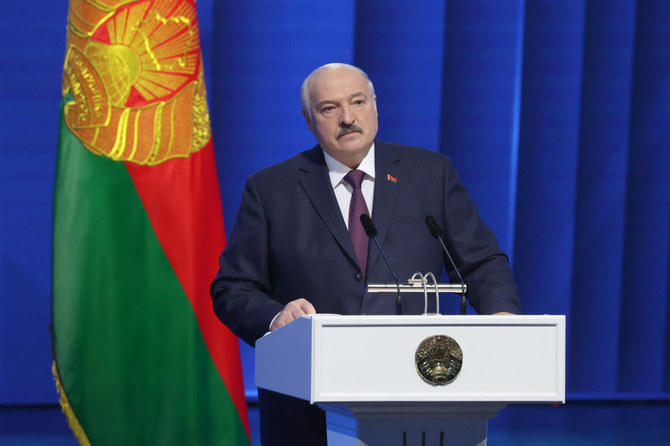 Tổng thống Belarus Alexander Lukashenko ph&aacute;t biểu&nbsp;trước người d&acirc;n Belarus ng&agrave;y 31/3. Ảnh: AP