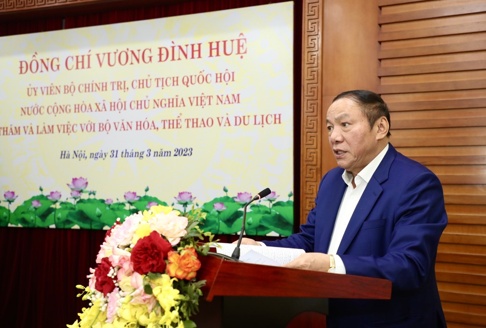 Bộ trưởng Bộ VHTT&amp;DL Nguyễn Văn H&ugrave;ng ph&aacute;t biểu tại buổi l&agrave;m việc. Ảnh: Trần Huấn