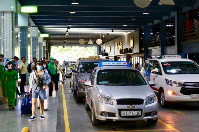 Chưa tăng phí taxi vào nhà xe sân bay Tân Sơn Nhất - Ảnh 1