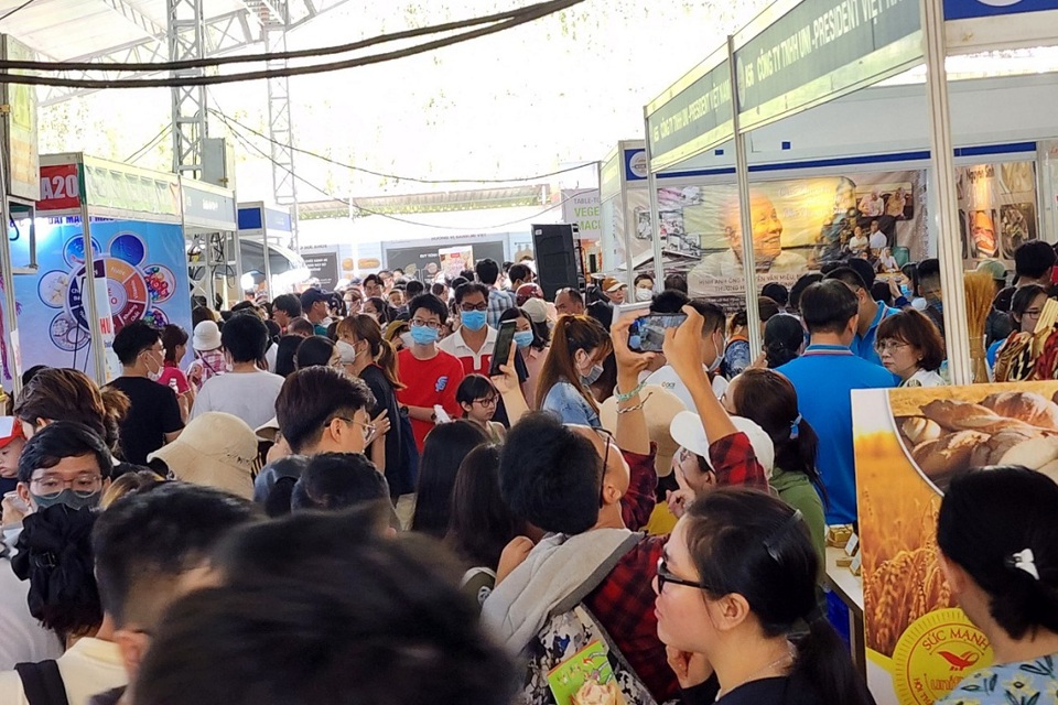 Lễ hội bánh mì ở TP Hồ Chí Minh: Du khách xếp hàng dài chờ mua - Ảnh 3
