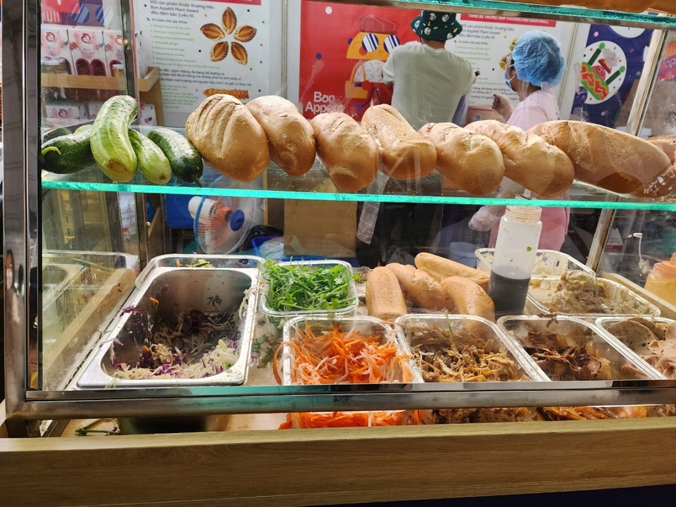 Lễ hội bánh mì ở TP Hồ Chí Minh: Du khách xếp hàng dài chờ mua - Ảnh 2