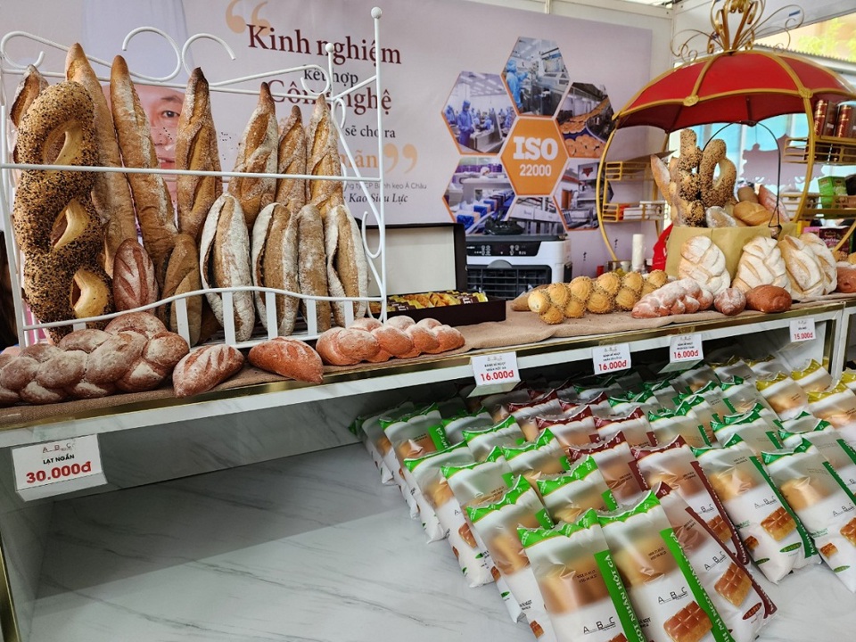 Lễ hội bánh mì ở TP Hồ Chí Minh: Du khách xếp hàng dài chờ mua - Ảnh 5