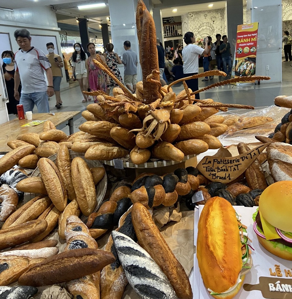 Lễ hội bánh mì ở TP Hồ Chí Minh: Du khách xếp hàng dài chờ mua - Ảnh 1
