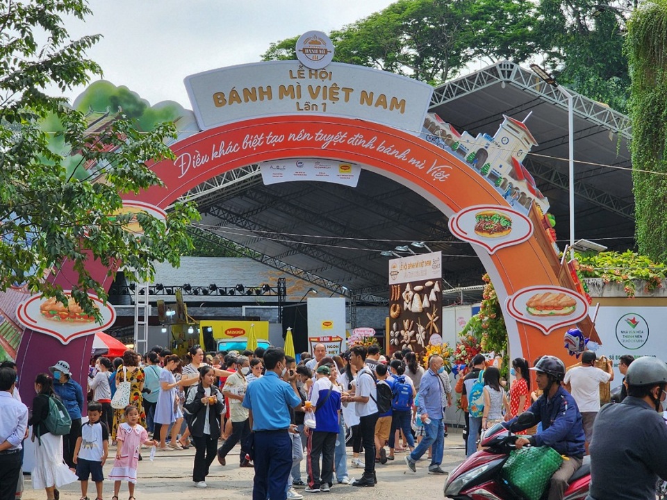 Lễ hội bánh mì ở TP Hồ Chí Minh: Du khách xếp hàng dài chờ mua - Ảnh 4