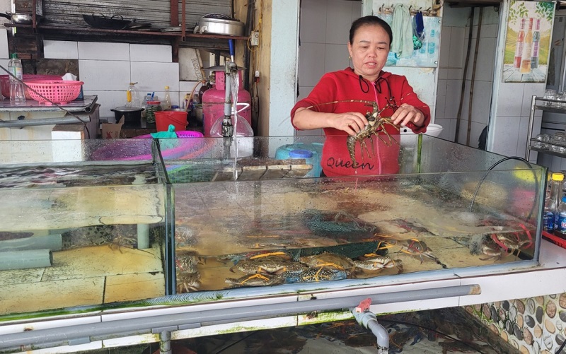 Chị Nguyễn Thị Hạnh ở Khu du lịch Thi&ecirc;n Cầm chuẩn bị nguồn hải sản tươi ngon phục vụ du kh&aacute;ch