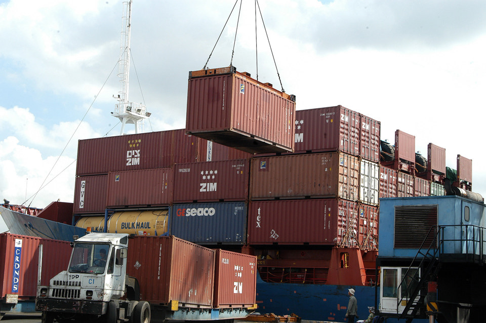 Bốc xếp hàng xuất khẩu tại cảng Sài Gòn. Ảnh: Phạm Hùng