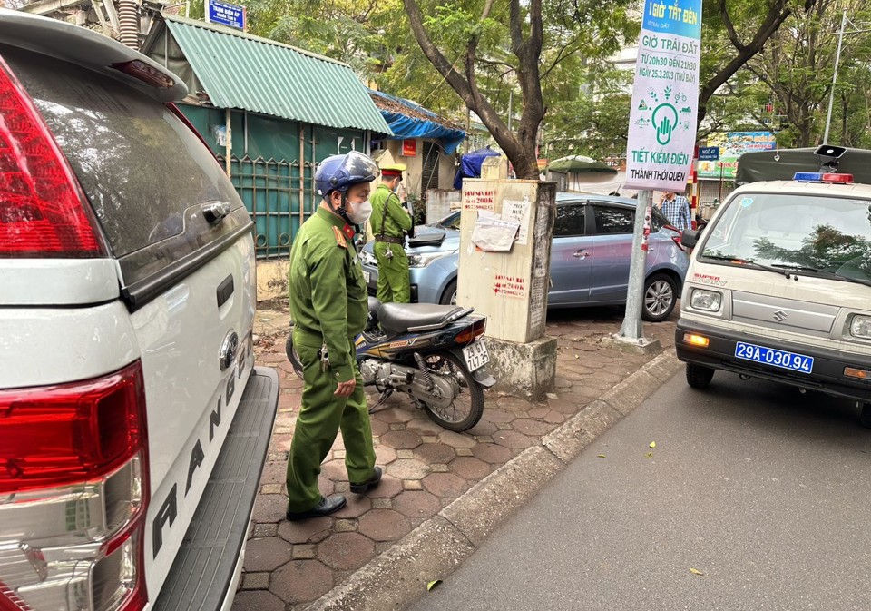 Những bất cập trong xử l&yacute; xe &ocirc; t&ocirc; dừng đỗ tr&ecirc;n vỉa h&egrave; đ&atilde; được UBND TP chỉ ra.