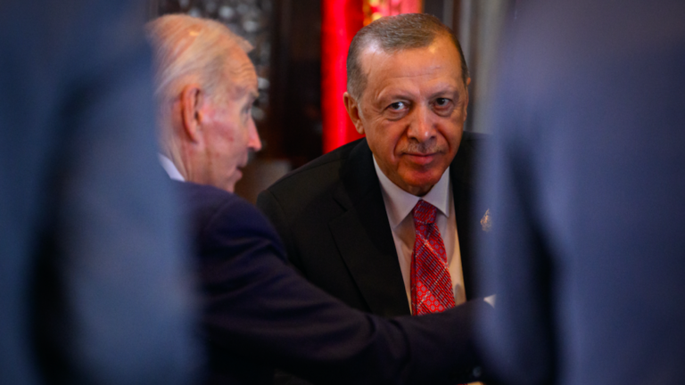 Tổng thống Mỹ Joe Biden (tr&aacute;i) v&agrave; Tổng thống Thổ Nhĩ Kỳ Recep Tayyip Erdogan trao đổi trong Hội nghị thượng đỉnh G20 v&agrave;o ng&agrave;y 15/11/2022 tại Nusa Dua, Indonesia. Ảnh: Getty