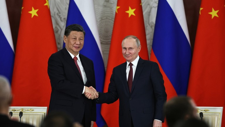 Tổng thống Nga Vladimir Putin v&agrave; Chủ tịch Trung Quốc Tập Cận B&igrave;nh bắt tay sau cuộc hội đ&agrave;m tại Điện Kremlin ở Moscow, Nga, ng&agrave;y 21/3/2023. Ảnh: AP