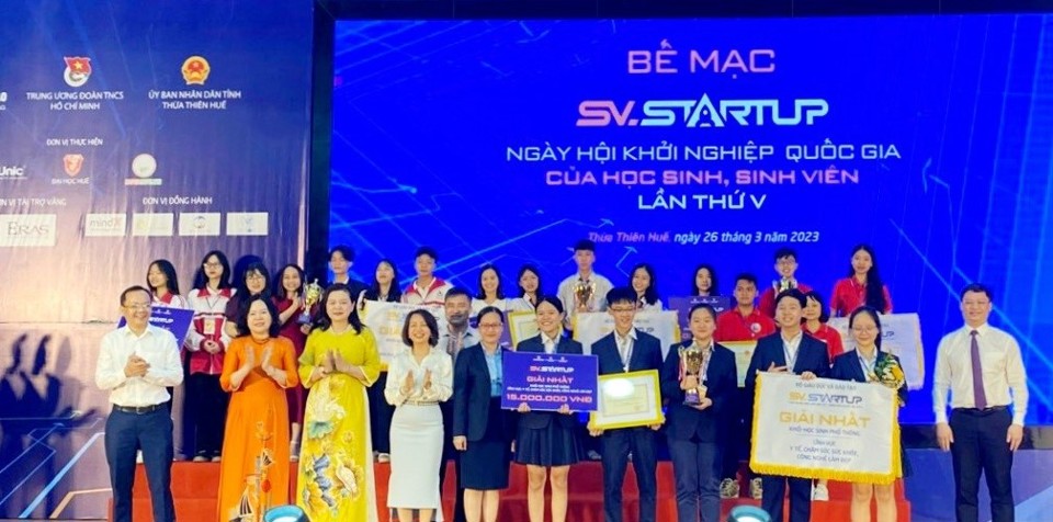 Đoàn Hà Nội, trong đó có học sinh Trường THCS Thanh Xuân nhận giải tại Cuộc thi học sinh sinh viên với ý tưởng khởi nghiệp lần thứ V năm 2023