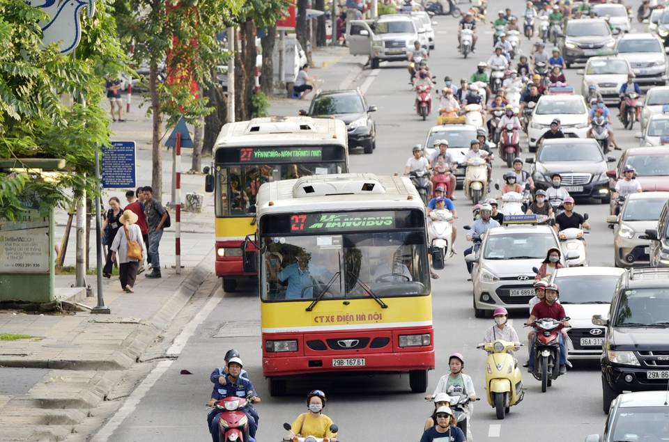 Xe buýt hoạt động trên đường Nguyễn Chí Thanh, Hà Nội. Ảnh: Phạm Hùng