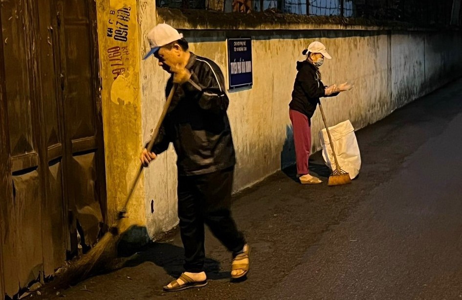 Dọn dẹp vệ sinh môi trường ngày cuối tuần đã trở thành phong trào thi đua giữa các tổ dân phố trên địa bàn quận Cầu Giấy. Ảnh: Công Trình