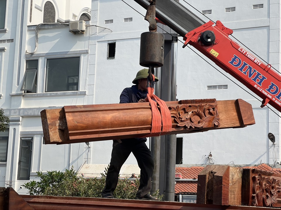 Nh&acirc;n c&ocirc;ng tiến h&agrave;nh th&aacute;o dỡ c&ocirc;ng tr&igrave;nh.