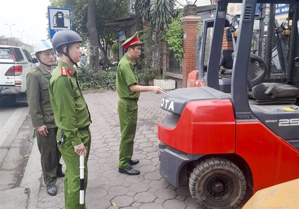 Đo&agrave;n kiểm tra của BCĐ 197 huyện Gia L&acirc;m thực hiện kiểm tra, nhăc nhở c&aacute;c trường hợp vi phạm