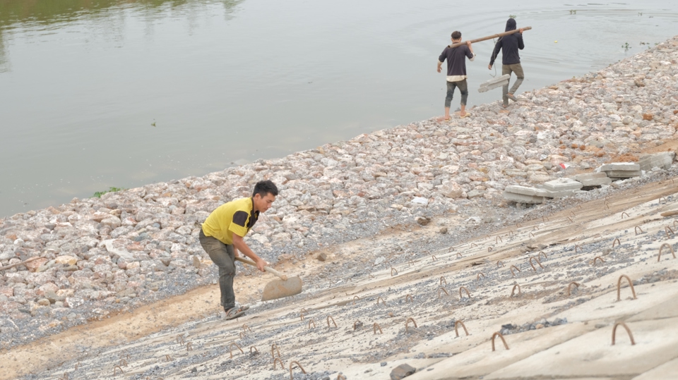 C&ocirc;ng nh&acirc;n ho&agrave;n thiện c&aacute;c hạng mục cuối c&ugrave;ng tại dự &aacute;n k&egrave; Y&ecirc;n Ph&uacute;.