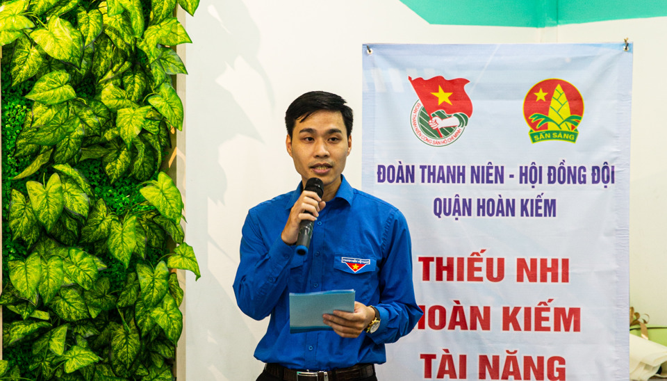 Ph&oacute; B&iacute; thư Quận đo&agrave;n Ho&agrave;n Kiếm Đo&agrave;n Bảo Kh&aacute;nh ph&aacute;t biểu khai mạc tại hội thi