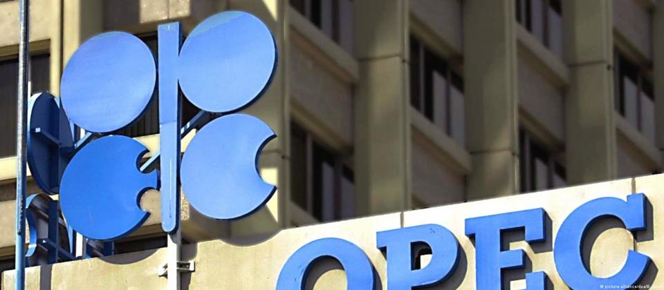 Nh&oacute;m OPEC+ ng&agrave;y 2/4 bất ngờ th&ocirc;ng b&aacute;o giảm sản lượng khoảng 1,16 triệu th&ugrave;ng/ng&agrave;y từ th&aacute;ng 5 tới. Ảnh: AP