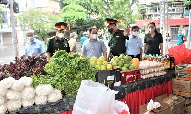 L&atilde;nh đạo quận Hai B&agrave; Trưng kiểm tra c&ocirc;ng t&aacute;c cung cấp thực phẩm thiết yếu đảm bảo chất lượng, an to&agrave;n thực phẩm cho người d&acirc;n trong m&ugrave;a dịch Covid-19