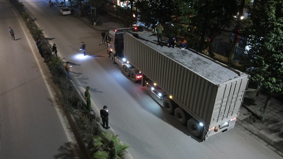 Xe container chở đ&aacute; bị lực lượng chức năng bắt giữ tại huyện Thanh Oai. Ảnh: Phạm C&ocirc;ng