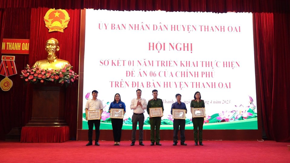 Chủ tịch UBND huyện Thanh Oai B&ugrave;i Văn S&aacute;ng trao thưởng cho c&aacute;c tập thể c&oacute; th&agrave;nh t&iacute;ch trong thực hiện Đề &aacute;n 06.