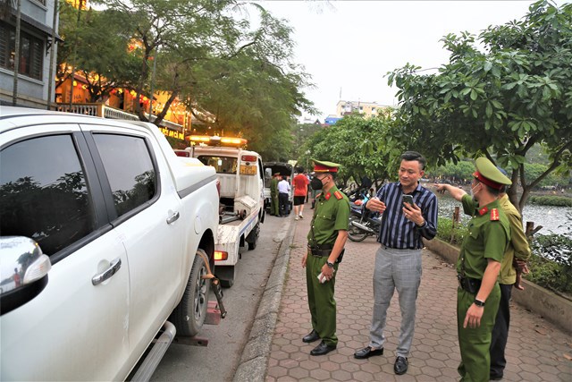Hàng loạt tài xế bị phạt do dừng đỗ dưới lòng đường quanh hồ Văn Quán - Ảnh 3