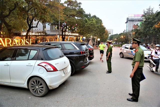 Hàng loạt tài xế bị phạt do dừng đỗ dưới lòng đường quanh hồ Văn Quán - Ảnh 5