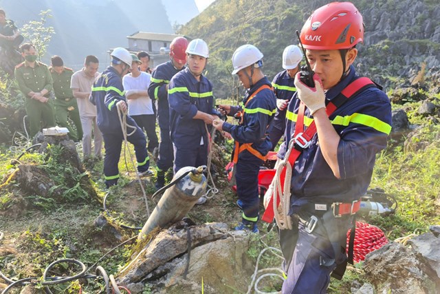 Hiện trường giải cứu nạn nhân rơi hố sâu hơn 50m ở Mã Pì Lèng - Ảnh 1
