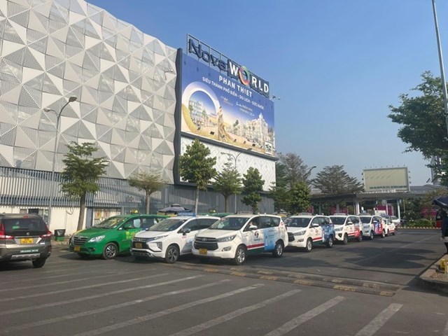 Bỏ kế hoạch thu thêm phí taxi ở sân bay Tân Sơn Nhất - Ảnh 1