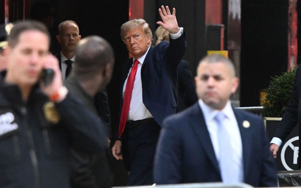 &Ocirc;ng Trump vẫy tay ch&agrave;o khi đến Th&aacute;p Trump ở New York h&ocirc;m 3/4