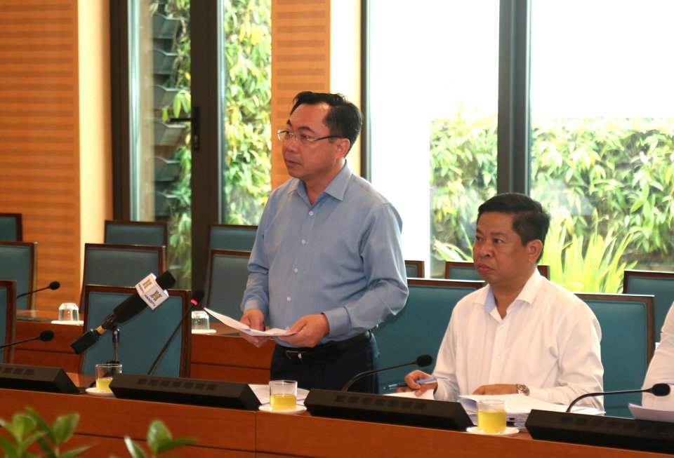 Chủ tịch UBND huyện Thạch Thất Nguyễn Mạnh Hồng b&aacute;o c&aacute;o tại cuộc họp.