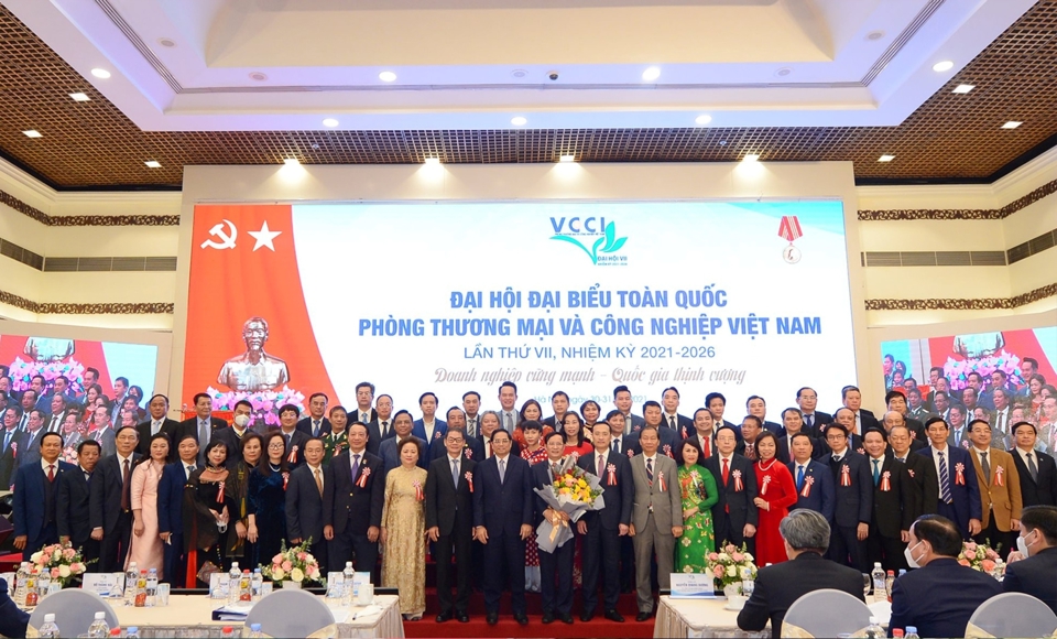 Chủ tịch HĐQT Vietcombank Phạm Quang Dũng (h&agrave;ng đầu, thứ 12 từ phải sang) tại Đại hội Li&ecirc;n đo&agrave;n VCCI nhiệm kỳ 2021 &ndash; 2026