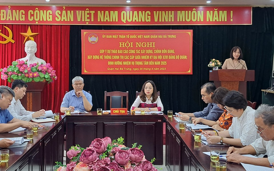 Chủ tịch Ủy ban MTTQ quận Hai B&agrave; Trưng Nguyễn Xu&acirc;n Diệp ph&aacute;t biểu tại hội nghị.