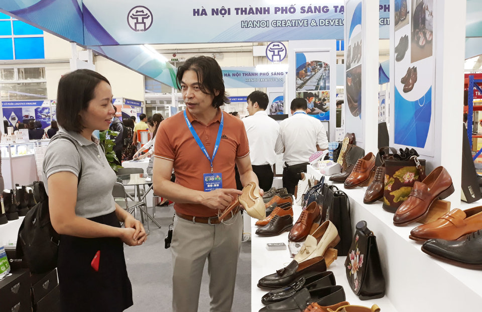 Doanh nghiệp H&agrave; Nội giới thiệu sản phẩm da giầy xuất khẩu cho c&aacute;c đối t&aacute;c tham dự Vietnam EXPO 2023 . Ảnh: Ho&agrave;i Nam