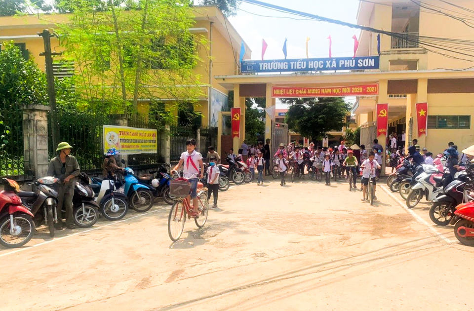 M&ocirc; h&igrave;nh&nbsp; "Cổng trường an to&agrave;n - văn minh" được triển khai tại trường Tiểu học Ph&uacute; Sơn, huyện Ba V&igrave;.