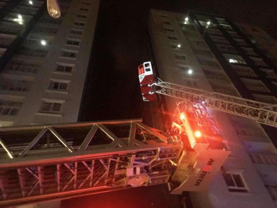 Cảnh s&aacute;t PCCC tổ chức dập lửa tại chung cư Carina Plaza l&uacute;c rạng s&aacute;ng ng&agrave;y 23/3/2018. Ảnh tư liệu.