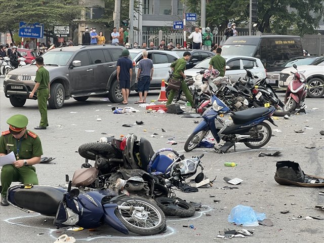 Clip: Ô tô đâm liên hoàn khiến 17 người bị thương tại Võ Chí Công - Ảnh 2