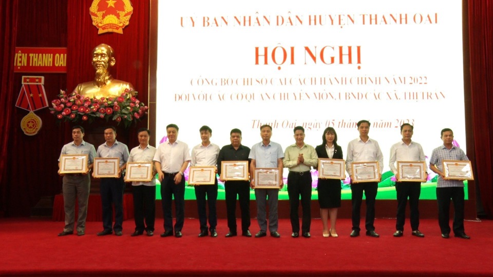10 tập thể được UBND huyện Thanh Oai tặng Giấy khen về thực hiện tốt c&ocirc;ng t&aacute;c cải c&aacute;ch h&agrave;nh ch&iacute;nh.