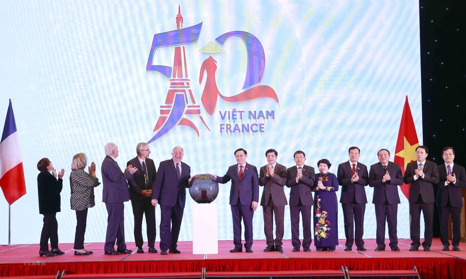 Chủ tịch Quốc hội Vương Đình Huệ, Chủ tịch Thượng viện Cộng hòa Pháp Gérard Larcher và các đại biểu thực hiện nghi thức khởi động chuỗi sự kiện kỷ niệm 50 năm thiết lập quan hệ ngoại giao Việt Nam - Pháp. Ảnh: Doãn Tấn