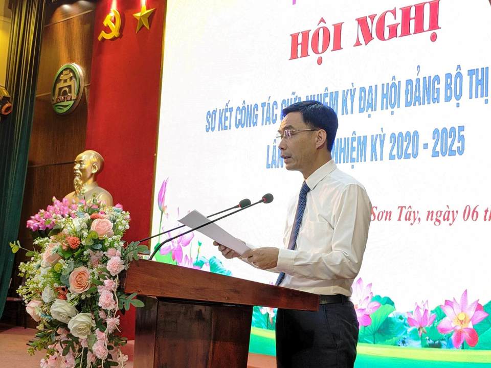 Chủ tịch HĐND thị x&atilde; Sơn T&acirc;y Nguyễn Quang H&aacute;n ph&aacute;t biểu tại hội nghị.