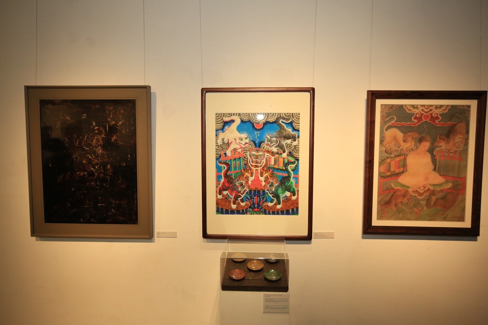 Bức tranh Ngũ Hổ thần tướng (giữa) tại triển l&atilde;m.
