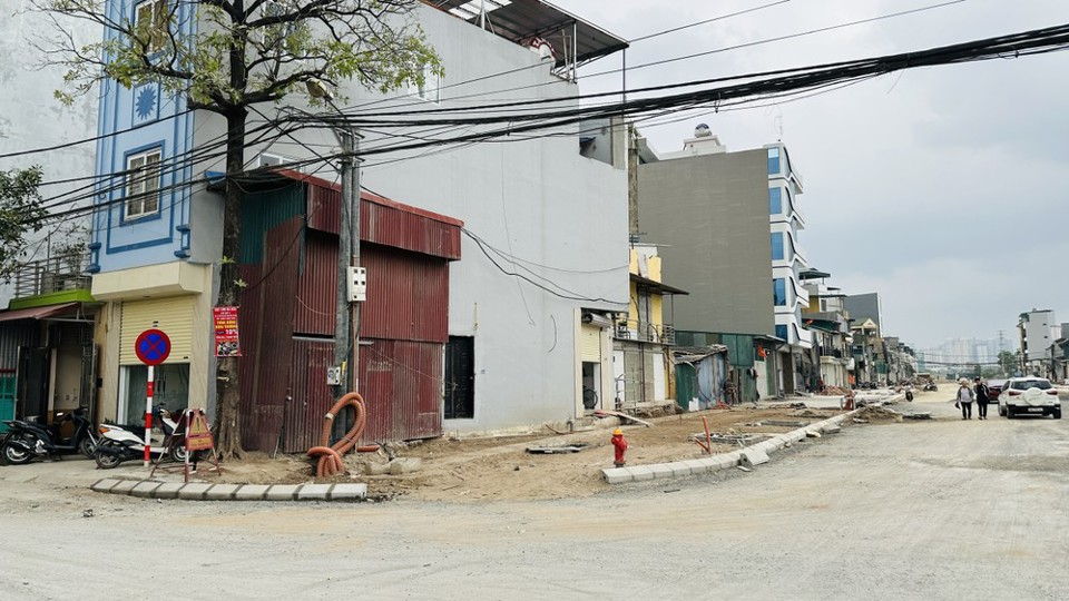 Một căn nhà siêu mỏng không được phép xây dựng, chủ nhà đã cho quây tôn kín trên tuyến đường mới mở tại quận Hoàng Mai. Ảnh: Thùy Anh