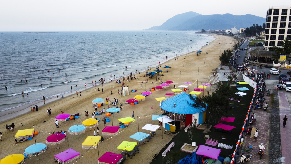 Biển Hà Tĩnh thu hút đông đảo du khách thập phương đến tắm biển, nghỉ dưỡng vào mùa nắng nóng. Ảnh: Lam Thanh
