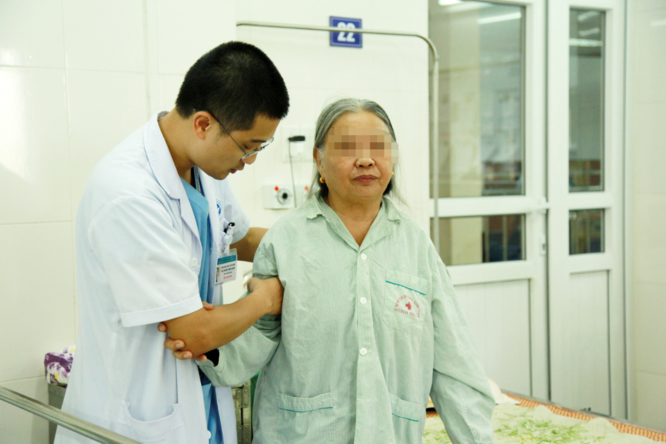 Điều trị cho bệnh nhân cao tuổi tại Bệnh viện Đa khoa Xanh Pôn. Ảnh: Phạm Hùng