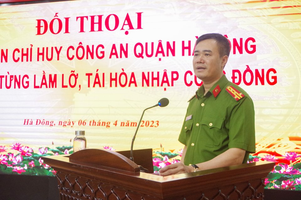 Đại t&aacute; Nguyễn Ngọc Quyền, Trưởng C&ocirc;ng an quận H&agrave; Đ&ocirc;ng chia sẻ tại buổi đối thoại.