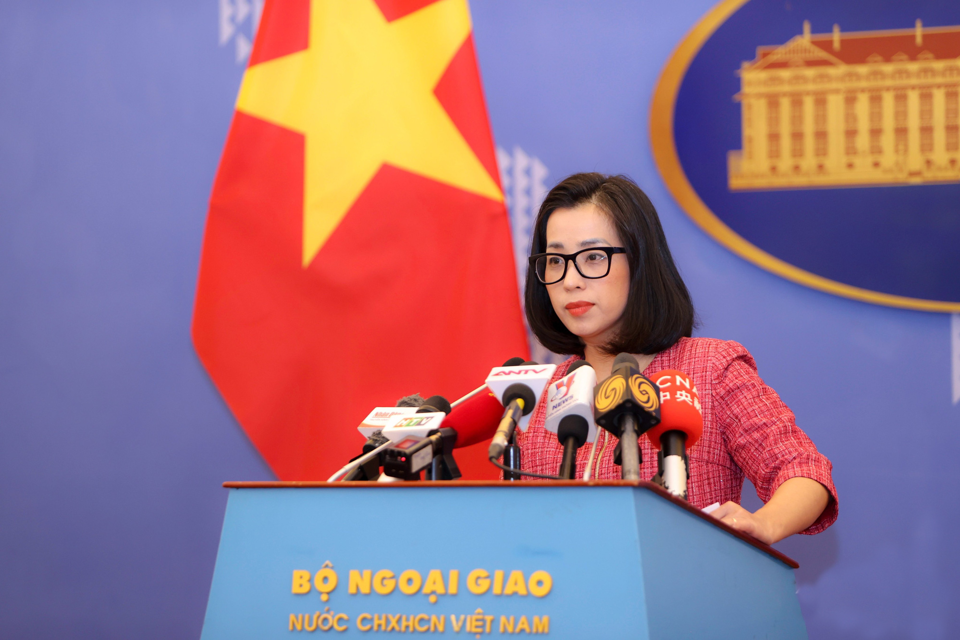 Phó phát ngôn BộNgoại giao PhạmThuHằng trong cuộc họp báo thường kỳ ngày 6/4. Ảnh:Nguyễn Khánh