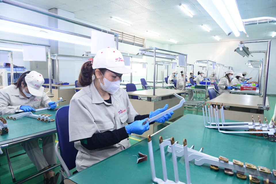 Sản xuất thiết bị điện tử tại Công ty CP cơ khí chính xác và chuyển giao công nghệ, Khu công nghiệp Phú Nghĩa, huyện Chương Mỹ. Ảnh Phạm Hùng